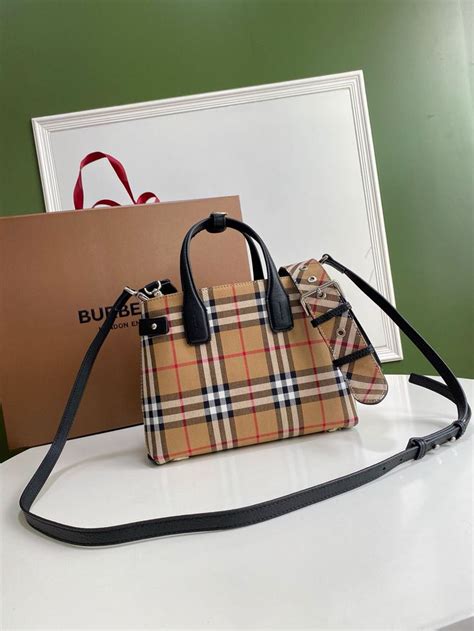 burberry 手機保護套|【BURBERRY 巴寶莉】Anne 標誌性條紋環保帆布手機保護套附 .